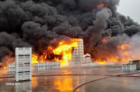 Gran incendio afecta planta frutícola en Teno: tres bomberos terminaron con lesiones