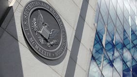 Regulador de valores de EEUU exime a Chile de nueva exigencia de información para extranjeros con presencia en Wall Street