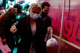 Justicia retrocede y la expresidenta boliviana Jeanine Áñez recibe atención médica en la cárcel