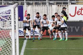 Pailita, cumbias, Twitch, la Virgen y la carne del tío Richi: los rituales del campeón