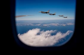 Trump advierte a Teherán tras muerte de tercer soldado mientras Irán admite que está sumido “en una guerra a gran escala” con EE.UU.