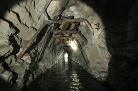 Inéditas fotos muestran una desconocida ciudad minera abandonada en el sur
