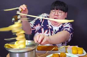 De una abrumadora decepción a un inesperado triunfo: Vean el camino de este youtuber para comer pollo con queso derretido