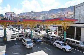 Falta de combustible y bloqueo de transportes golpean a Bolivia de cara a balotaje del domingo
