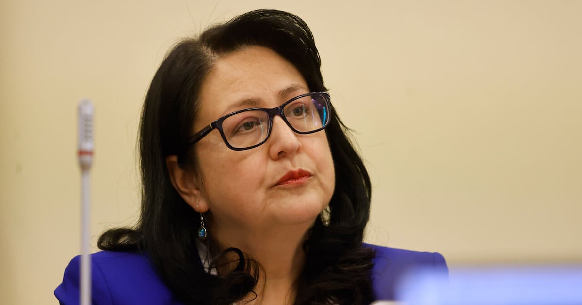 Fiscalización y controversia en el uso de licencias médicas: El pulso entre la Contraloría y las cortes sobre la destitución de funcionarios