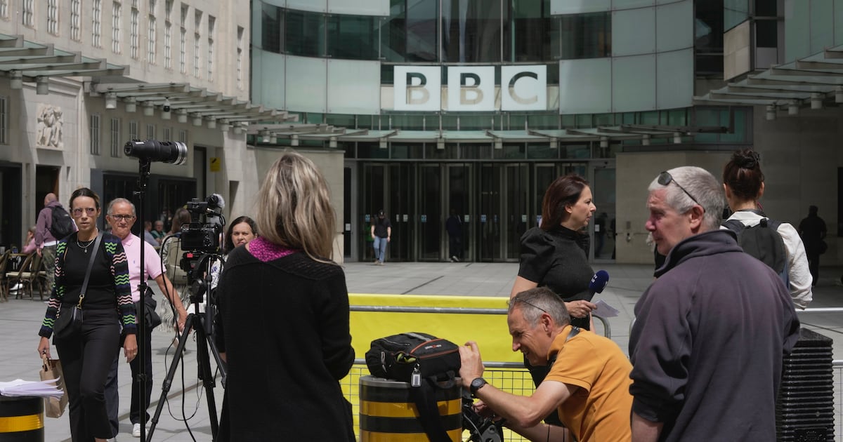 Trump y la BBC: La batalla de la verdad en el epicentro de la crisis mediática