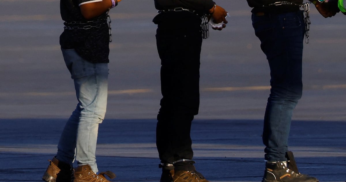 La Corte Suprema de EE.UU. reanuda deportaciones de migrantes: un giro que polariza y redefine la política migratoria