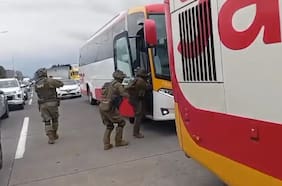 OS-7 de Carabineros Cautín detiene a dos sujetos e incauta arsenal de armas de fuego en operativo en plena carretera