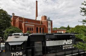 Descarrilan 19 vagones de tren que transportaba etanol en Estados Unidos