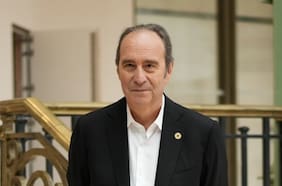 Quién es Xavier Niel, el multimillonario tras la compra de Telefónica Chile