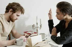 El fenómeno del phubbing en la pareja: estudio internacional revela el trasfondo psicológico de este hábito