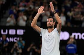 Khachanov se convierte en el primer semifinalista del Abierto de Australia tras el retiro por lesión de Korda