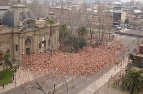 Chile empelotado: la historia oculta de la foto de Spencer Tunick que remeció Santiago