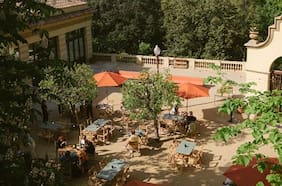 “El abrazo de Monjuic”: el masivo evento gestionado por Jackson en Barcelona con Boric y la élite del FA