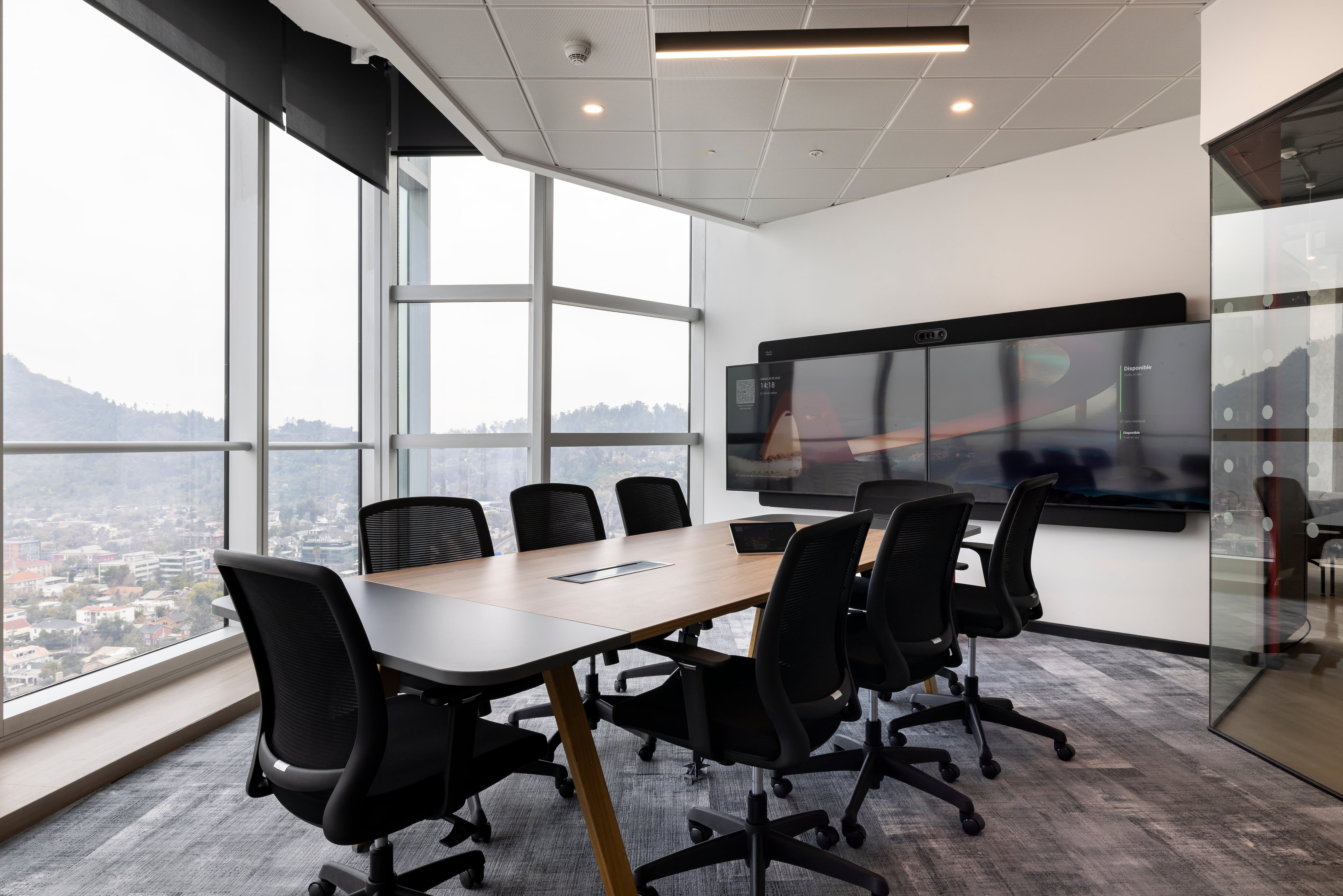 CBRE: Chile es el país de Latinoamérica con mayor presencialidad en oficinas