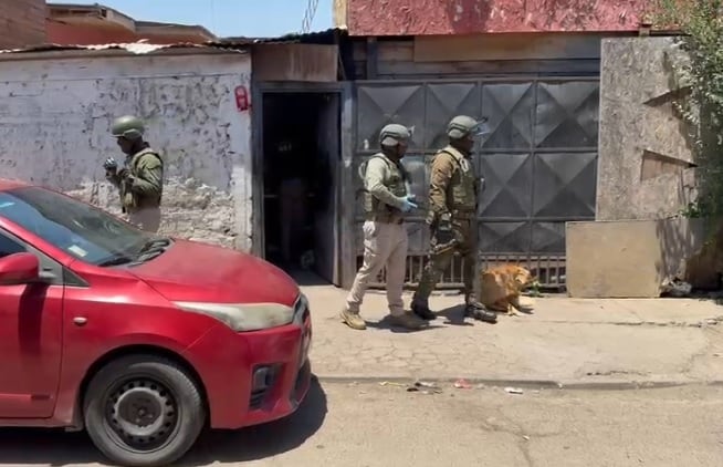 Carabineros detiene a 11 personas y decomisa drogas en operativo contra microtráfico en Cerro Navia