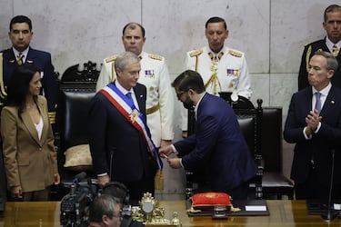 Boric confirma que le entregó una carta al Presidente Kast durante ceremonia de cambio de mando