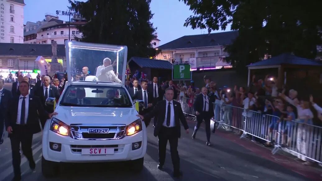 El Papa León XIV llegando a Lourdes, Francia.