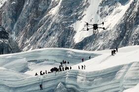 Dron entrega por primera vez una carga en el Everest