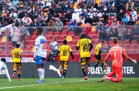 Más líder que nunca: Coquimbo Unido se pasea por Santa Laura y reduce a una Católica que hizo todo para perder