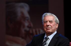 Entre el Covid y un cuestionado salto a la  Academia: los intensos últimos años de Mario Vargas Llosa