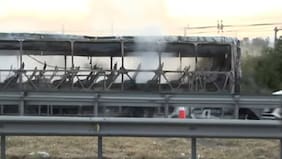 Bus termina completamente quemado en la Ruta 5: habría sufrido falla mecánica