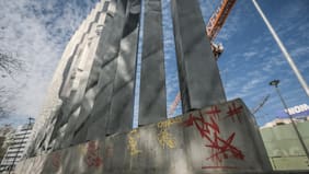 A seis meses de su inauguración, monumento a Gabriela Mistral en Plaza Baquedano convive con golpes de skates y los grafitis