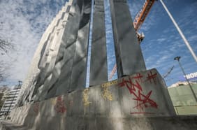A seis meses de su inauguración, monumento a Gabriela Mistral en Plaza Baquedano convive con golpes de skates y los grafitis