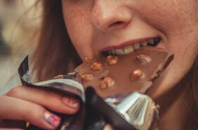 Soy nutricionista y así es cómo puedes diferenciar el hambre real del hambre emocional