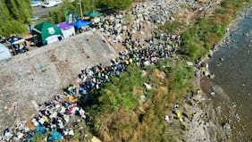 Más de 200 voluntarios limpian la orilla del río Mapocho y Orrego afirma que “es parte de la identidad de Santiago”