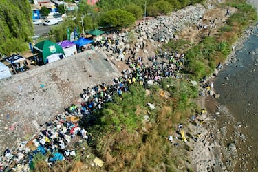 Más de 200 voluntarios limpian la orilla del río Mapocho y Orrego afirma que “es parte de la identidad de Santiago”