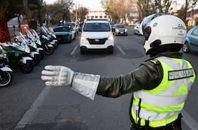 Contraloría: Carabineros dejó pasar 626 vehículos robados y no detuvo a 144 prófugos en medio de controles de tránsito