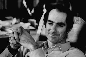 “Un hombre de trato cruel e inhumano”: Nueva biografía profundiza el lado oscuro de Philip Roth