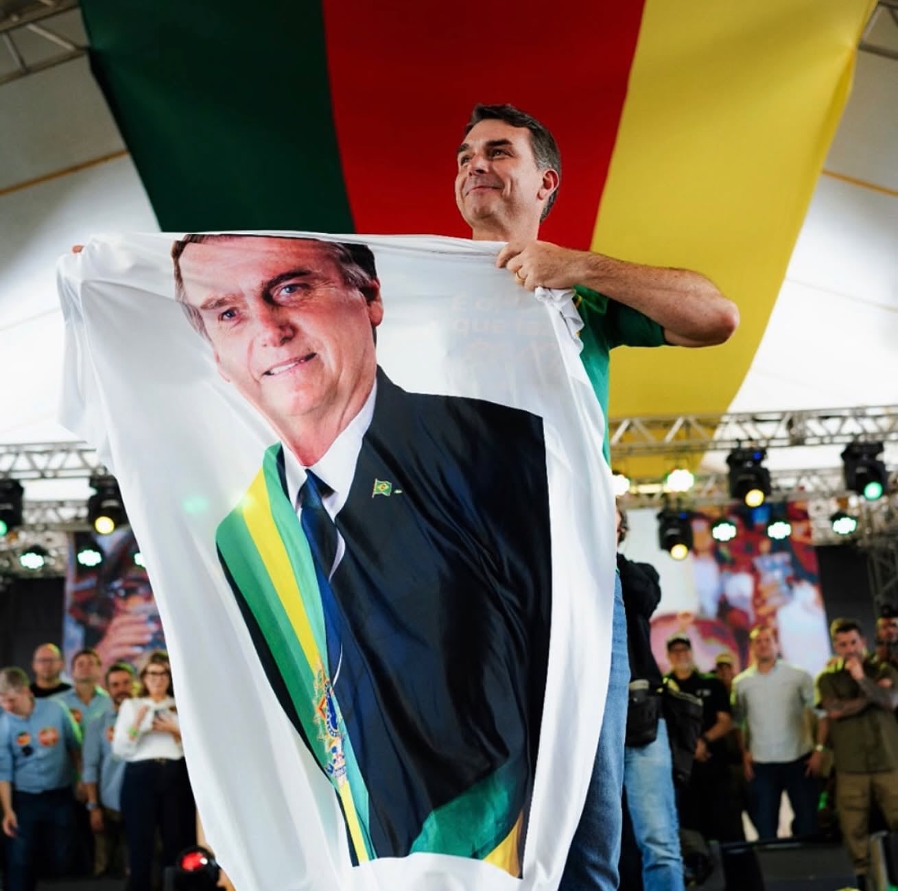 Flávio Bolsonaro junto a la imagen de su padre, el expresidente Jair Bolsonaro.