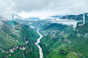 China inaugura el puente más alto del mundo: reduce el tiempo para cruzar extremos de dos horas a dos minutos