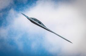 Aviones B-2 de EE.UU. capaces de transportar la bomba rompebúnkers, estarían volando hacia Guam en medio de conflicto en Medio Oriente