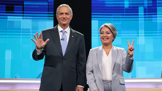 Jara y Kast protagonizan reñido último debate a cinco días de elección presidencial