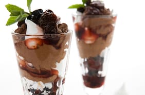 Copas de merengue, mousse de chocolate y salsa de berries deshidratados