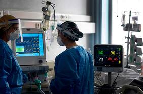 Clínicas y hospitales se vuelcan a contratar personal ante rebrote de Covid-19: concursos no llenan cargos y llamados se declaran desiertos