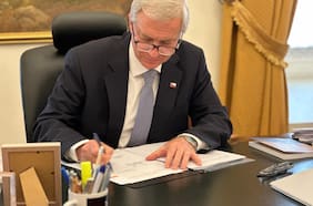 Sin acto, Kast promulga Ley de Reconstrucción: “Chile sigue avanzando también en medio de la emergencia”