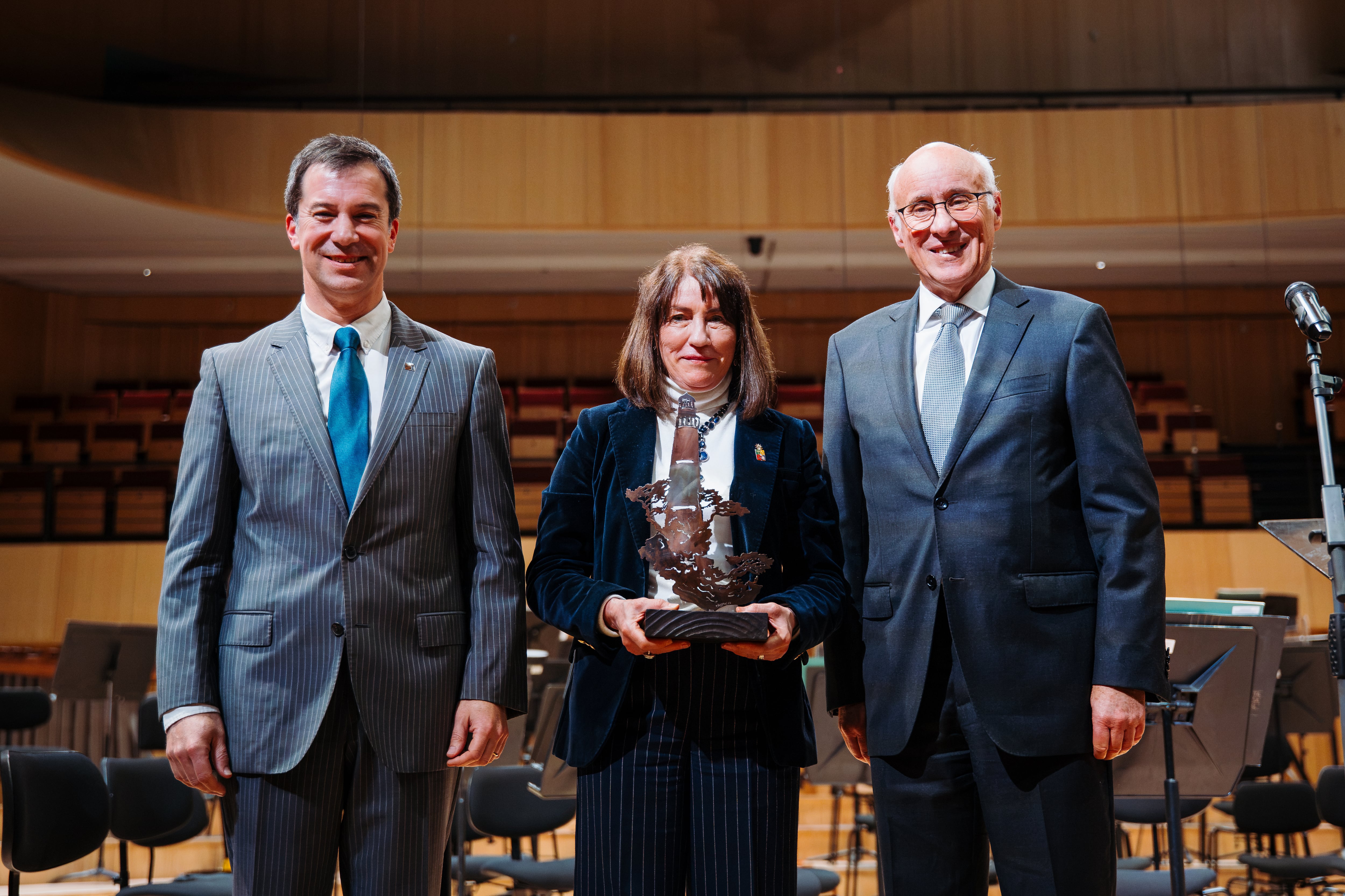 Lucas Palacios, rector de INACAP junto a Arturo Tagle, presidente del Consejo Directivo de INACAP entregan reconocimiento a Alejandra Mizala, rectora de la Universidad de Chile.