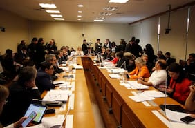 Hacienda se compromete a potenciar crédito al empleo en mujeres y jóvenes, y logra apoyo de la DC y de Carlos Bianchi