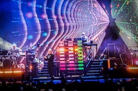 Cargados a los hits y con una imponente puesta en escena Pet Shop Boys se reencuentran con Chile