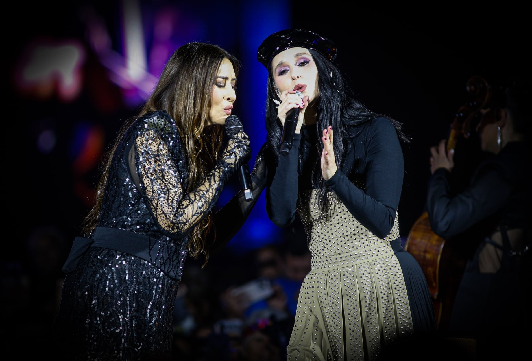 Myriam Hernández y Fran Valenzuela, en el Estadio Nacional.
Foto: Pedro Rodríguez/La Tercera.