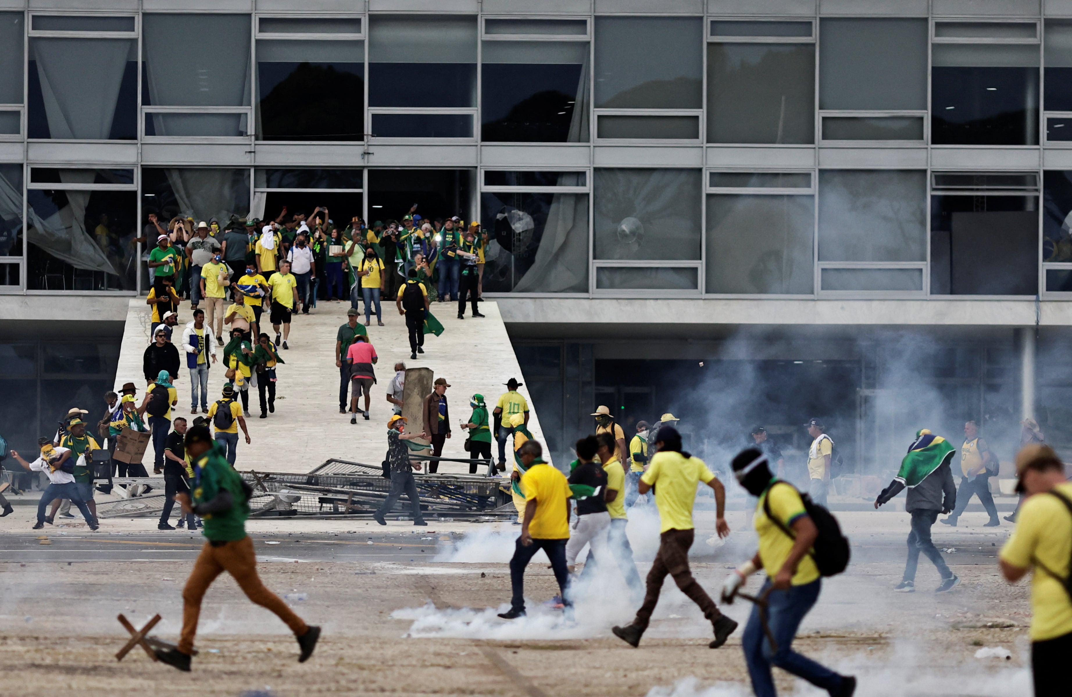 Simpatizantes del expresidente Jair Bolsonaro irrumpieron en el Palacio del Planalto, Brasilia, para protestar contra los resultados de las elecciones de 2022 que dieron la victoria a Luiz Inácio Lula da Silva. Foto: Archivo