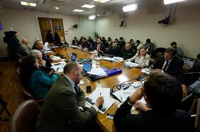 Sistema político: comisión de Constitución ratifica umbral del 5% para obtener escaños y aprueba que reforma rija desde 2029