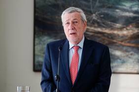 Canciller Van Klaveren afirma que reconocimiento otorgado a Garzón fue una “decisión presidencial”