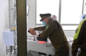 General director de Carabineros visita a uniformado herido en procedimiento que terminó con dos funcionarios muertos