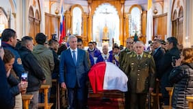 Kast asiste a funeral de sargento Figueroa en Puerto Varas y llama a “cuidar y respetar a Carabineros”