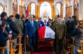 Kast asiste a funeral de sargento Figueroa en Puerto Varas y llama a “cuidar y respetar a Carabineros”